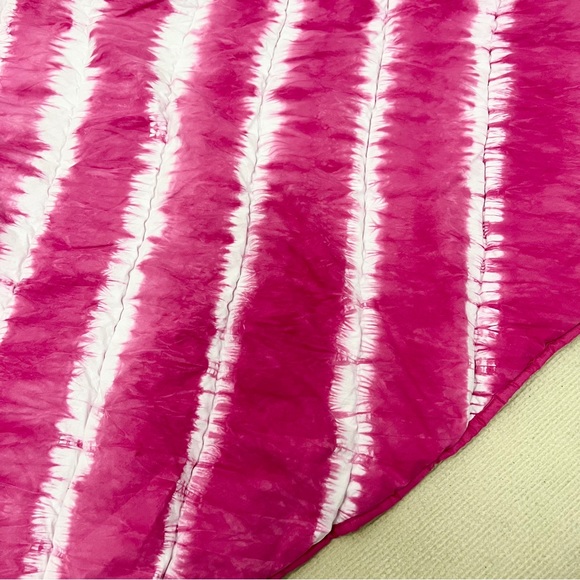 Back to school|Pottery Barn Teen Tahiti Tie Dye Twin Quilt/comforter, Dark pink - Picture 3 of 3
